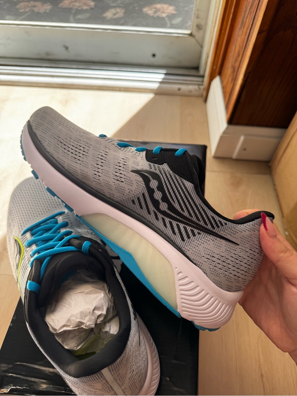 Saucony Men’s Gray Running Shoes with Blue Accents